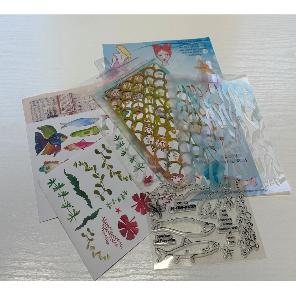 Ein Set von Bastelmaterialien, das verschiedene Collage-Papiere, Stempel und Schablonen zeigt, angeordnet auf einem hellen Tisch.